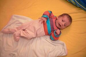 uno mese neonato bambino addormentato nel letto foto