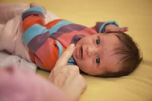 uno mese neonato bambino addormentato nel letto foto