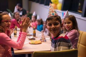 il giovane ragazzo con gioia festeggiare il suo compleanno foto