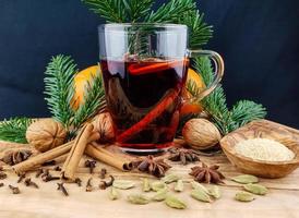 vin brulè e spezie natalizie su legno d'ulivo foto