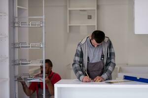 lavoratori installazione un' nuovo cucina foto