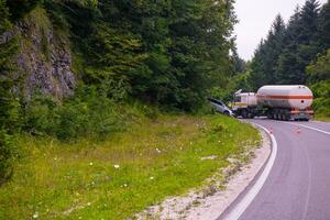 camion e auto schianto incidente foto