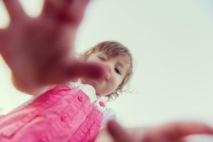 poco ragazza la spesa tempo a Giardino dietro la casa foto