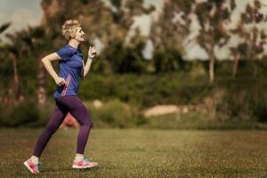 giovane corridore femminile che si allena per la maratona foto