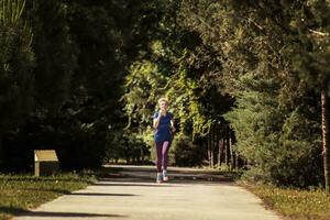 giovane corridore femminile che si allena per la maratona foto