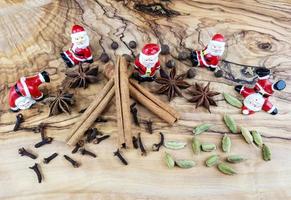 figure di babbo natale e spezie natalizie su legno d'ulivo