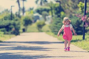 bambina che corre nel parco estivo foto