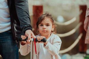 famiglia tempo nel il parco. padre avere divertimento con il suo figlia nel il parco, giocando divertimento Giochi e la spesa tempo insieme foto