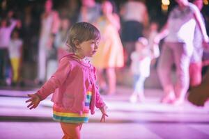 poco ragazza danza nel il bambini discoteca foto