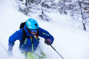 sciatore freeride che scia in discesa foto