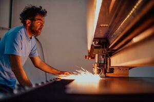 entro pesante industria. un' uomo lavori nel un' moderno fabbrica su un' cnc macchina. selettivo messa a fuoco foto