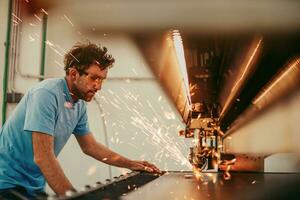 entro pesante industria. un' uomo lavori nel un' moderno fabbrica su un' cnc macchina. selettivo messa a fuoco foto