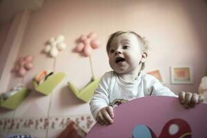 carino poco uno anno vecchio bambino e fabbricazione primo passaggi foto