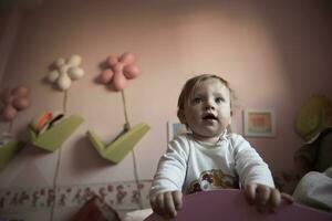 carino poco uno anno vecchio bambino e fabbricazione primo passaggi foto