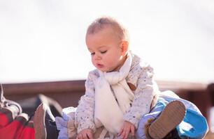 ritratto di poco bambino ragazzo su bellissimo inverno giorno foto