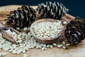 coni di cedro e noci foto