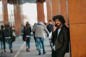 i viaggiatori attività commerciale squadra di colleghi a piedi e parlando su moderno urbano città strade. persone su su di il ufficio su rompere. foto