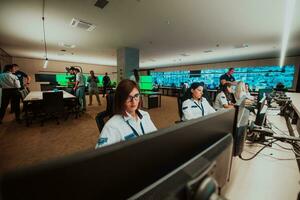 gruppo di femmina sicurezza operatori Lavorando nel un' dati sistema controllo camera tecnico operatori Lavorando a stazione di lavoro con multiplo mostra, sicurezza guardie ✔ Lavorando su multiplo monitor nel sorvegliante foto