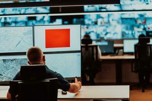 maschio sicurezza operatore Lavorando nel un' dati sistema controllo camera uffici tecnico operatore Lavorando a stazione di lavoro con multiplo mostra, sicurezza guardia Lavorando su multiplo monitor maschio computer musica lirica foto