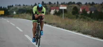 bici da corsa per atleta di triathlon foto