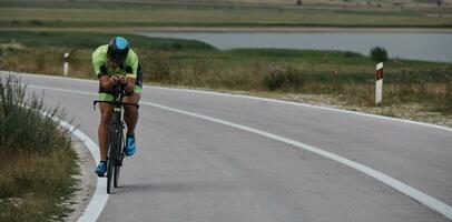 bici da corsa per atleta di triathlon foto