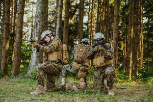 un' gruppo di moderno guerra soldati è combattente un' guerra nel pericoloso a distanza foresta le zone. un' gruppo di soldati è combattente su il nemico linea con moderno Armi. il concetto di guerra e militare conflitti foto