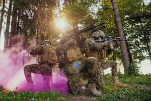 un' gruppo di moderno guerra soldati è combattente un' guerra nel pericoloso a distanza foresta le zone. un' gruppo di soldati è combattente su il nemico linea con moderno Armi. il concetto di guerra e militare conflitti foto