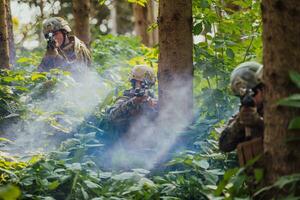 un' gruppo di moderno guerra soldati è combattente un' guerra nel pericoloso a distanza foresta le zone. un' gruppo di soldati è combattente su il nemico linea con moderno Armi. il concetto di guerra e militare conflitti foto