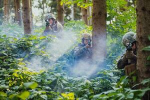 un' gruppo di moderno guerra soldati è combattente un' guerra nel pericoloso a distanza foresta le zone. un' gruppo di soldati è combattente su il nemico linea con moderno Armi. il concetto di guerra e militare conflitti foto