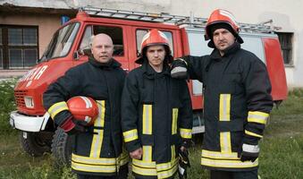 gruppo di fuoco combattenti in piedi fiducioso dopo un' bene fatto salvare operazione. pompiere pronto per emergenza servizio. foto