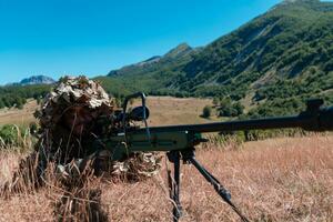 esercito soldato Tenere cecchino fucile con scopo e mirando nel foresta. guerra, esercito, tecnologia e persone concetto foto