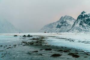 costa della Norvegia in inverno con neve brutto tempo nuvoloso foto