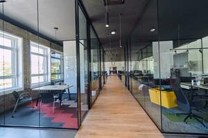 nel un' ambientazione di moderno, con pareti di vetro attività commerciale avviare uffici, il aprire, arioso spazio di lavoro riflette un' contemporaneo e innovativo atmosfera, promettente un' dinamico ambiente per imprenditoriale crescita foto