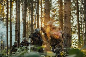 un' gruppo di moderno guerra soldati è combattente un' guerra nel pericoloso a distanza foresta le zone. un' gruppo di soldati è combattente su il nemico linea con moderno Armi. il concetto di guerra e militare conflitti foto