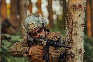 un' moderno guerra soldato su guerra dovere nel denso e pericoloso foresta le zone. pericoloso militare salvare operazioni foto