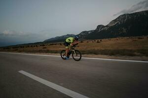 bici da corsa per atleta di triathlon foto