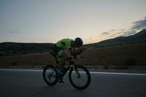 bici da corsa per atleta di triathlon foto