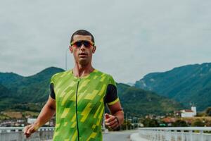 un atleta in esecuzione un' maratona e preparazione per il suo concorrenza. foto di un' maratona corridore in esecuzione nel un urbano ambiente