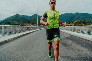 un atleta in esecuzione un' maratona e preparazione per il suo concorrenza. foto di un' maratona corridore in esecuzione nel un urbano ambiente