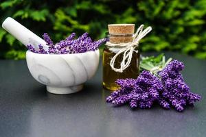 medicina alternativa con lavanda fresca foto