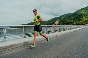 un atleta in esecuzione un' maratona e preparazione per il suo concorrenza. foto di un' maratona corridore in esecuzione nel un urbano ambiente