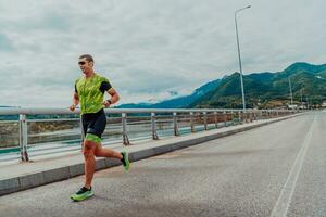 un atleta in esecuzione un' maratona e preparazione per il suo concorrenza. foto di un' maratona corridore in esecuzione nel un urbano ambiente