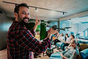 un' barbuto uomo nel un' moderno ufficio spiegando per il suo giovane diverso squadra Come un' fuco Lavorando foto