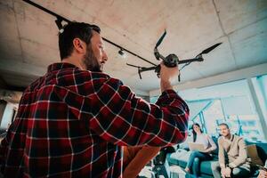 un' barbuto uomo nel un' moderno ufficio spiegando per il suo giovane diverso squadra Come un' fuco Lavorando foto