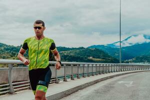 un atleta in esecuzione un' maratona e preparazione per il suo concorrenza. foto di un' maratona corridore in esecuzione nel un urbano ambiente