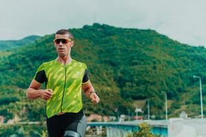 un atleta in esecuzione un' maratona e preparazione per il suo concorrenza. foto di un' maratona corridore in esecuzione nel un urbano ambiente