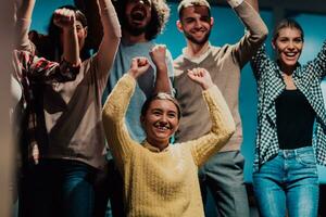 foto di attività commerciale donne nel sedie a rotelle con loro mani sollevato nel il aria con loro colleghi, insieme festeggiare attività commerciale successo