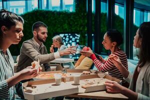 mangiare Pizza con diverso colleghi nel il ufficio, contento multietnico dipendenti avendo divertimento insieme durante il pranzo, godendo bene conversazione, e emozioni foto