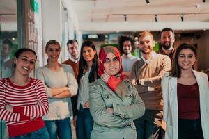 un' diverso gruppo di riuscito attività commerciale persone nel un' moderno bicchiere ufficio. foto