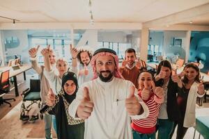 un' diverso gruppo di riuscito attività commerciale persone nel un' moderno bicchiere ufficio In piedi insieme a il superiore con loro arabo capo direttore foto